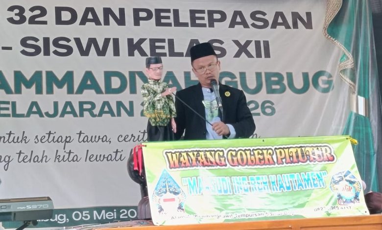 Ustaz Pujiono menyampaikan tausiyah menggunakan media Wayang Golek Pitutur dalam acara Milad ke-32 SMK Muhammadiyah Gubug.
