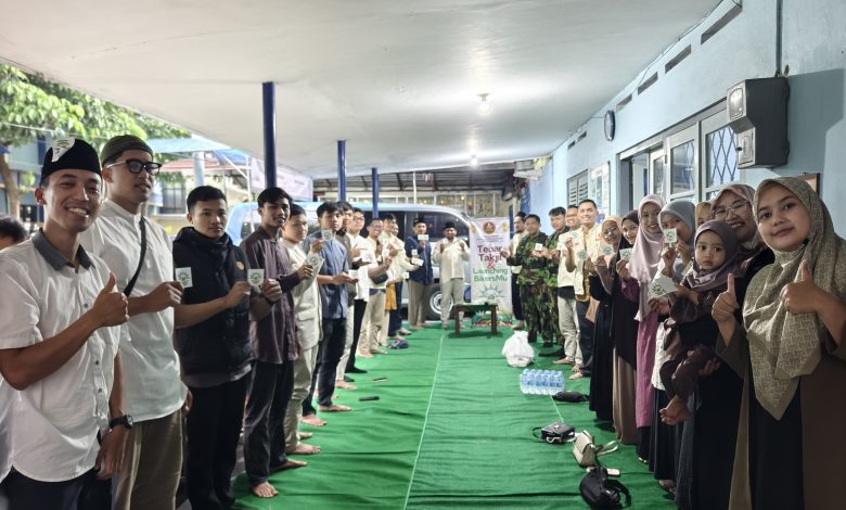 Anggota Pemuda Muhammadiyah Kota Magelang, laki-laki di kiri dan perempuan di kanan, berpose bersama di lorong dengan karpet hijau saat peluncuran komunitas motor Bikersmu. Mereka tersenyum ke arah kamera sambil mengacungkan stiker identitas Bikersmu sebagai simbol dakwah komunitas. Di latar belakang terdapat spanduk acara bertuliskan 'Melaunching Bikersmu Kota Magelang' dengan visual motor dan gedung PDM