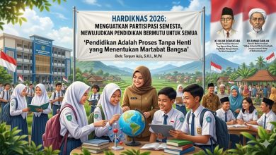 Ilustrasi Hari Pendidikan Nasional 2026 menampilkan kolaborasi siswa, guru, dan masyarakat dengan latar belakang sekolah serta potret Ki Hajar Dewantara dan KH Ahmad Dahlan.