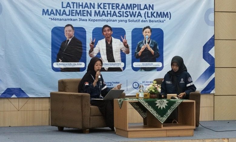 Sesi penyampaian materi dalam kegiatan LKMM BEM KM UMPP 2026 untuk memperkuat kepemimpinan mahasiswa di Ruang Teater Rektorat.