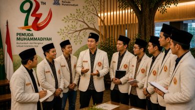 Kader Pemuda Muhammadiyah berdiskusi dalam forum internal Milad ke-94 dengan latar logo resmi dan tema Bertumbuh dan Mengakar untuk Indonesia Jaya