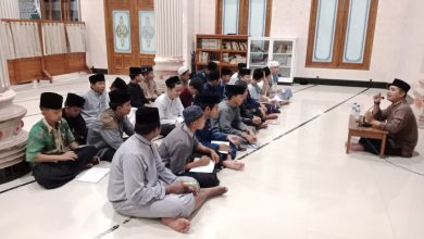 Santri PPMTQ Al Ijtihad Sirau menyimak motivasi Al-Qur'an pedoman hidup dari Ustadz Dian Purnama.