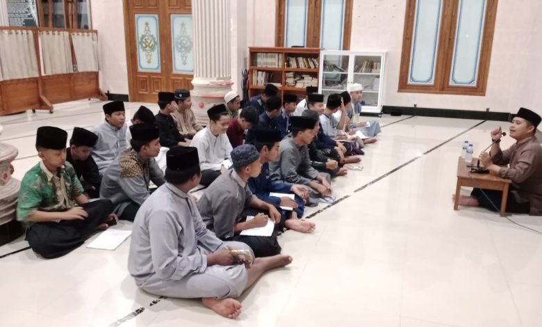 Santri PPMTQ Al Ijtihad Sirau menyimak motivasi Al-Qur'an pedoman hidup dari Ustadz Dian Purnama.