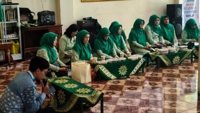 Anggota IIDI Sukoharjo mengenakan seragam hijau saat menghadiri Bulan Bakti Istri Dokter di PPTQ Shirathun Najah.