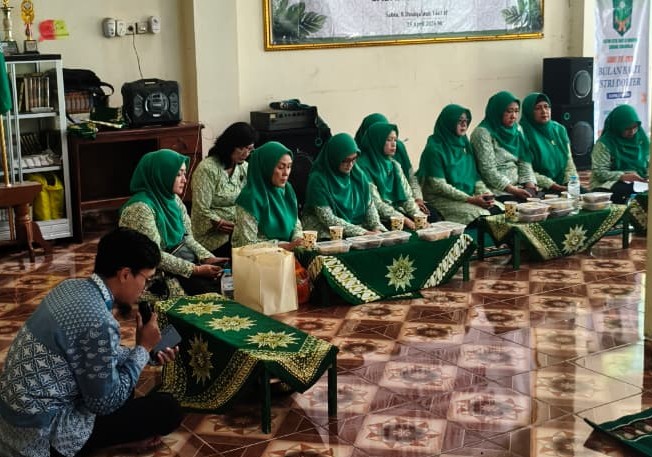 Anggota IIDI Sukoharjo mengenakan seragam hijau saat menghadiri Bulan Bakti Istri Dokter di PPTQ Shirathun Najah.