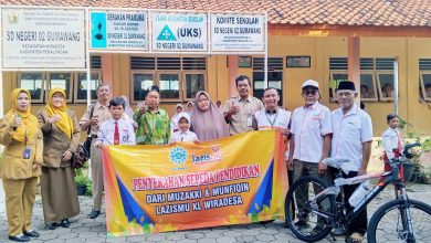 Penyerahan bantuan sepeda pendidikan oleh Lazismu KL Wiradesa kepada Aira Salsabilla di SD Negeri 02 Gumawang.