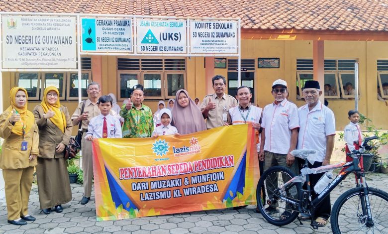 Penyerahan bantuan sepeda pendidikan oleh Lazismu KL Wiradesa kepada Aira Salsabilla di SD Negeri 02 Gumawang.