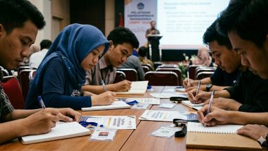 Mahasiswa peserta LKMM UMPP 2026 sedang mencatat materi pelatihan kepemimpinan dalam seminar kepemimpinan mahasiswa di teater kampus.