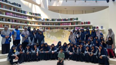 Siswa MTs Muhammadiyah Imam Syuhodo berfoto bersama di depan replika bola dunia raksasa di dalam Museum Muhammadiyah UAD Yogyakarta.