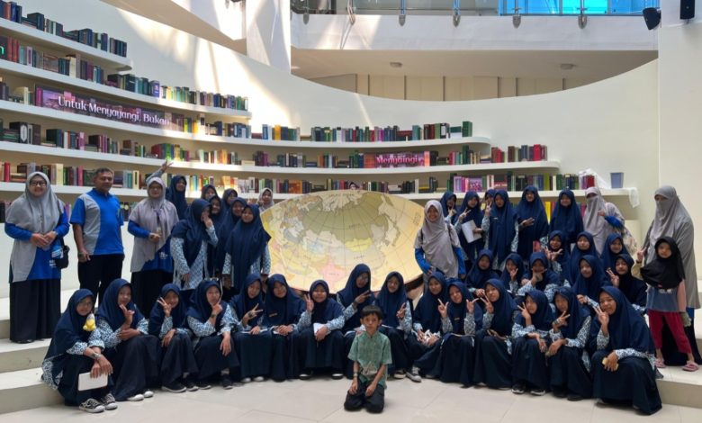 Siswa MTs Muhammadiyah Imam Syuhodo berfoto bersama di depan replika bola dunia raksasa di dalam Museum Muhammadiyah UAD Yogyakarta.
