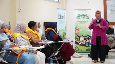 Hening Parlan berbicara di depan peserta Akademi Eco Bhinneka Muhammadiyah Jakarta membahas solusi krisis lingkungan.