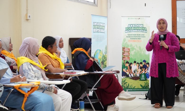 Hening Parlan berbicara di depan peserta Akademi Eco Bhinneka Muhammadiyah Jakarta membahas solusi krisis lingkungan.