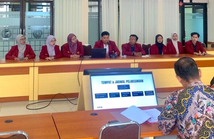 Perwakilan DPD IMM Jawa Tengah dan DIY saat memaparkan program Holistik IMM Care dalam agenda silaturahmi bersama Wakil Rektor II UNIMMA di Magelang.