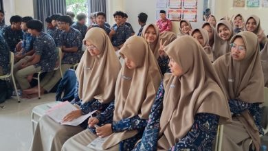 Siswa-siswi SMA Muhammadiyah Al Kautsar PK Kartasura mengikuti kegiatan Baitul Arqam Purna Studi dengan khidmat di aula sekolah.