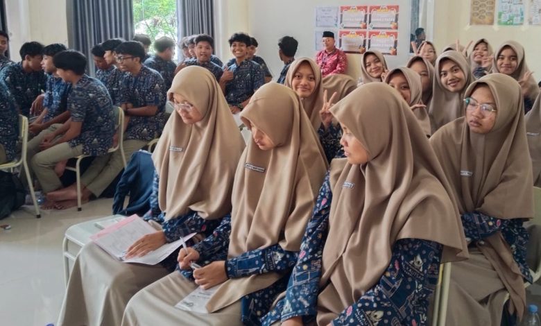 Siswa-siswi SMA Muhammadiyah Al Kautsar PK Kartasura mengikuti kegiatan Baitul Arqam Purna Studi dengan khidmat di aula sekolah.