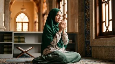 Seorang wanita Muslim bersimpuh dengan tenang sambil berdoa di dalam masjid yang estetik, menggambarkan suasana istirahat dalam doa untuk mengatasi lelah dan putus asa.