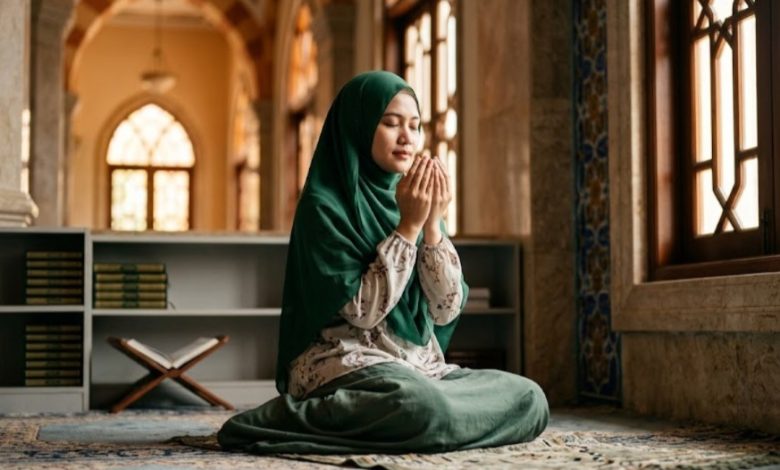 Seorang wanita Muslim bersimpuh dengan tenang sambil berdoa di dalam masjid yang estetik, menggambarkan suasana istirahat dalam doa untuk mengatasi lelah dan putus asa.