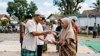 Momen pembagian daging kurban kepada warga sebagai simbol kepedulian sosial dalam perayaan Idul Adha.