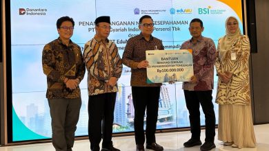 Lima orang pejabat BSI, EduMu, dan Muhammadiyah berfoto bersama saat penyerahan bantuan renovasi SD Muhammadiyah Tonggalan di Jakarta.