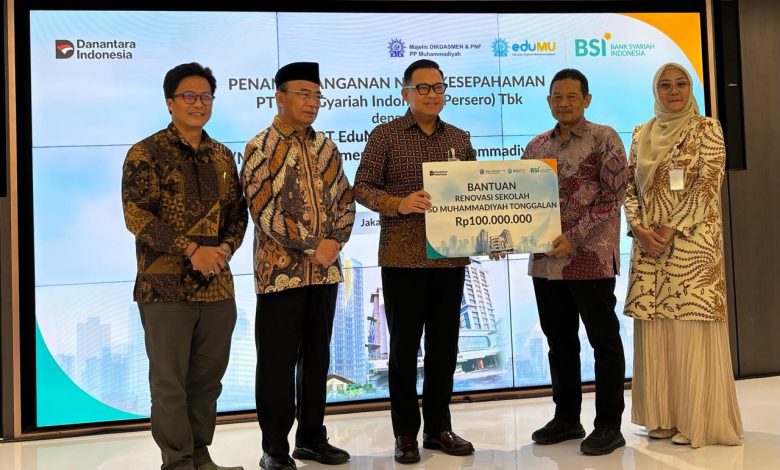 Lima orang pejabat BSI, EduMu, dan Muhammadiyah berfoto bersama saat penyerahan bantuan renovasi SD Muhammadiyah Tonggalan di Jakarta.