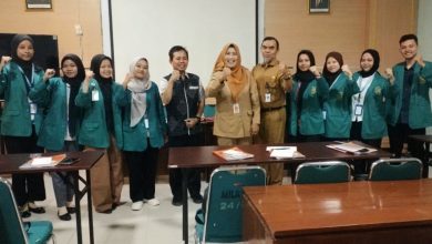 Kelompok mahasiswa Apoteker UMPP berfoto bersama jajaran Dinas Kesehatan Kabupaten Pemalang saat pembukaan PKL.