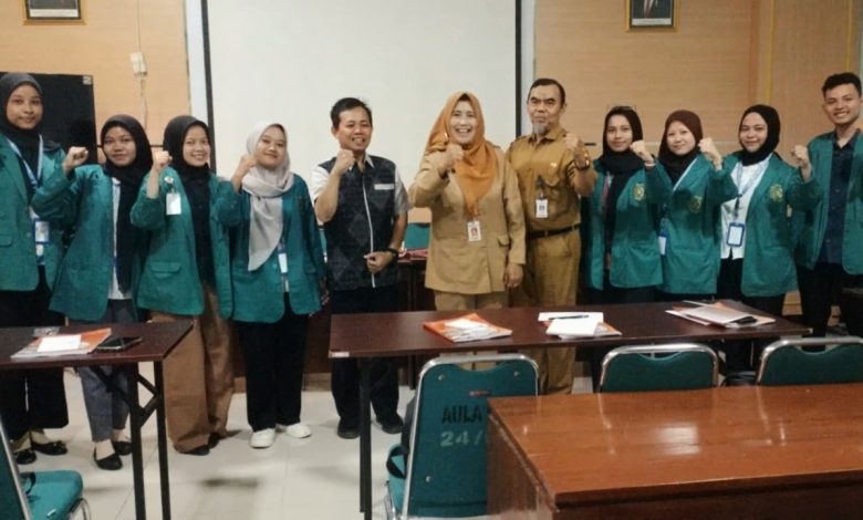 Kelompok mahasiswa Apoteker UMPP berfoto bersama jajaran Dinas Kesehatan Kabupaten Pemalang saat pembukaan PKL.