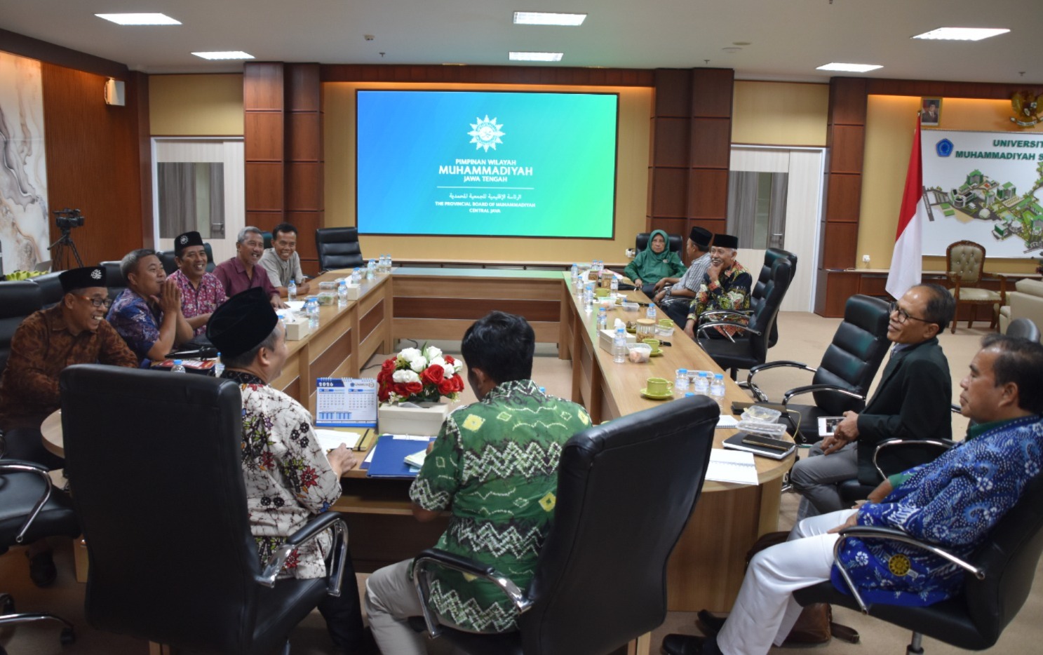 Suasana audiensi Majelis Pembinaan Kesejahteraan Sosial (MPKS) Jawa Tengah dengan Pimpinan Wilayah Muhammadiyah (PWM) Jawa Tengah di ruang rapat yang menampilkan layar digital bertuliskan Pimpinan Wilayah Muhammadiyah Jawa Tengah.