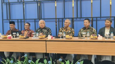 Rektor UMS, Prof. Dr. Harun Joko Prayitno, M.Hum. (ketiga dari kanan, mengenakan kemeja batik bermotif kuning), duduk sebagai tim pembahas dalam FGD Renstra Gontor Abad Kedua di Edutorium UMS. Ia duduk di antara para narasumber penting lainnya, termasuk Prof. M. Din Syamsuddin (ketiga dari kiri, memegang mikrofon), membahas revitalisasi nilai peradaban. Di atas meja kayu, terdapat buah-buahan, air mineral, dan dokumen renstra.