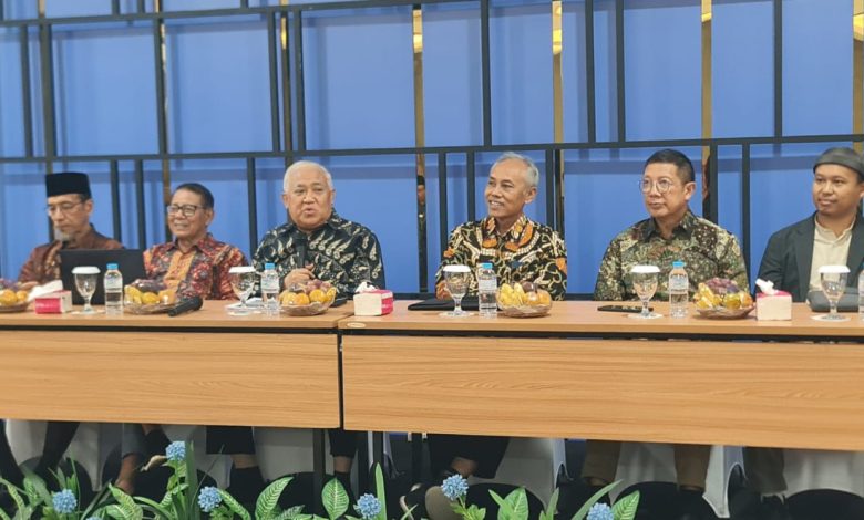 Rektor UMS, Prof. Dr. Harun Joko Prayitno, M.Hum. (ketiga dari kanan, mengenakan kemeja batik bermotif kuning), duduk sebagai tim pembahas dalam FGD Renstra Gontor Abad Kedua di Edutorium UMS. Ia duduk di antara para narasumber penting lainnya, termasuk Prof. M. Din Syamsuddin (ketiga dari kiri, memegang mikrofon), membahas revitalisasi nilai peradaban. Di atas meja kayu, terdapat buah-buahan, air mineral, dan dokumen renstra.