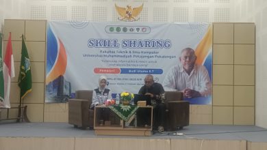 Suasana panggung terbuka di Edutorium K.H. Ahmad Dahlan UMS, tempat acara Lomba Vokal Dosen & Tendik Milad UMPP ke-7. Prof. M. Din Syamsuddin (ketiga dari kiri, memegang mikrofon) memimpin doa, diapit oleh Rektor UMS Prof. Harun Joko Prayitno (kedua dari kiri) dan tim panitia (kedua dari kanan, memegang piala dan dokumen). Mereka mengenakan seragam batik hijau dan putih berlogo Muhammadiyah. Meja depan panggung dihiasi tanaman dan bunga. Di latar belakang, terlihat tangga Edutorium, bangunan modern, dan pepohonan hijau, di bawah langit biru yang cerah.
