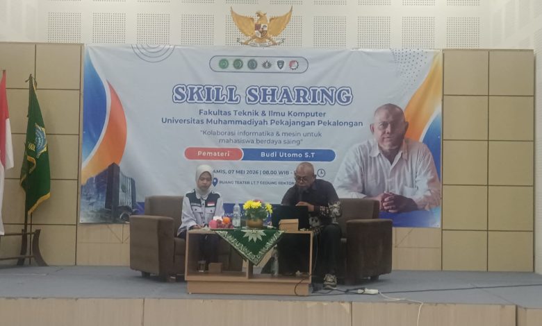Suasana panggung terbuka di Edutorium K.H. Ahmad Dahlan UMS, tempat acara Lomba Vokal Dosen & Tendik Milad UMPP ke-7. Prof. M. Din Syamsuddin (ketiga dari kiri, memegang mikrofon) memimpin doa, diapit oleh Rektor UMS Prof. Harun Joko Prayitno (kedua dari kiri) dan tim panitia (kedua dari kanan, memegang piala dan dokumen). Mereka mengenakan seragam batik hijau dan putih berlogo Muhammadiyah. Meja depan panggung dihiasi tanaman dan bunga. Di latar belakang, terlihat tangga Edutorium, bangunan modern, dan pepohonan hijau, di bawah langit biru yang cerah.
