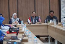 Rektor UMPWR Assoc. Prof. Dr. Teguh Wibowo sedang memberikan sambutan dalam agenda kerja sama internasional UMPWR bersama delegasi UiTM Malaysia.