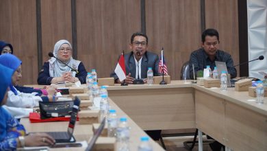 Rektor UMPWR Assoc. Prof. Dr. Teguh Wibowo sedang memberikan sambutan dalam agenda kerja sama internasional UMPWR bersama delegasi UiTM Malaysia.