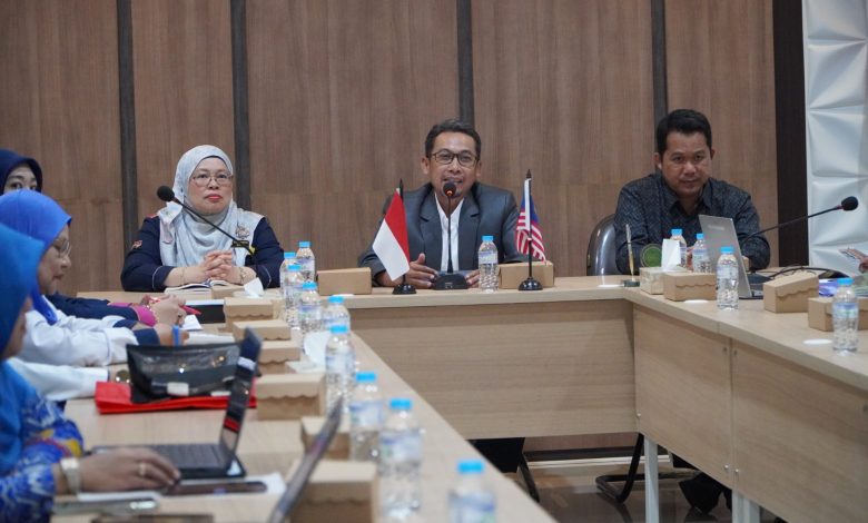 Rektor UMPWR Assoc. Prof. Dr. Teguh Wibowo sedang memberikan sambutan dalam agenda kerja sama internasional UMPWR bersama delegasi UiTM Malaysia.
