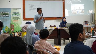 Narasumber Usman Mansur memberikan materi dalam sesi sharing session Akademi Eco Bhinneka Muhammadiyah tentang pelibatan lintas iman dan pelestarian lingkungan di Ternate dan Pontianak.