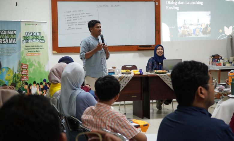 Narasumber Usman Mansur memberikan materi dalam sesi sharing session Akademi Eco Bhinneka Muhammadiyah tentang pelibatan lintas iman dan pelestarian lingkungan di Ternate dan Pontianak.