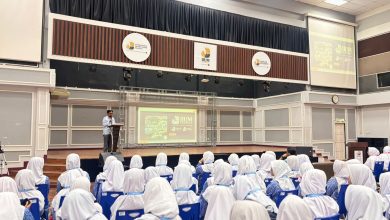 Kepala SMP Muhammadiyah PK Kottabarat Surakarta memberikan sambutan di panggung International Islamic School Malaysia (IISM) saat program edutrip Singapura Malaysia.