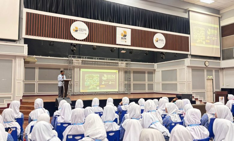 Kepala SMP Muhammadiyah PK Kottabarat Surakarta memberikan sambutan di panggung International Islamic School Malaysia (IISM) saat program edutrip Singapura Malaysia.