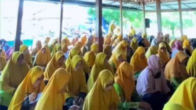 Sejumlah ibu-ibu anggota Aisyiyah dengan jilbab berwarna kuning sedang duduk khidmat mengikuti Pengajian Tarjih di sebuah pendopo.