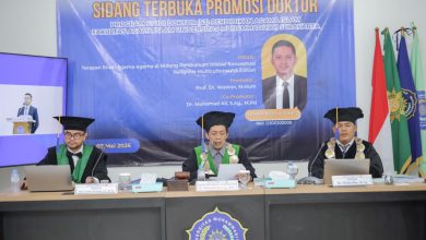 Sidang Terbuka Promosi Doktor (S3) Pendidikan Agama Islam (PAI) Fakultas Agama Islam (FAI) Universitas Muhammadiyah Surakarta (UMS) di panggung terbuka Edutorium K.H. Ahmad Dahlan UMS. Di tengah panggung, di depan spanduk besar bertuliskan 'SIDANG TERBUKA PROMOSI DOKTOR...', Erham Budi Wiranto (Doktor PAI ke-66, memegang toga dan dokumen lulus sangat memuaskan) berdiri diapit oleh promotor Prof. Dr. Waston (ketiga dari kiri), ko-promotor Dr. Mohamad Ali (kedua dari kiri), dan tim panitia. Mereka mengenakan seragam batik hijau dan putih berlogo Muhammadiyah. Di latar depan, ratusan siswa SD/MI Muhammadiyah/Aisyiyah yang duduk khidmat, juga dalam seragam ihram jilbab putih, mengikuti doa. Latar belakang menunjukkan tangga Edutorium, pepohonan hijau, dan pemandangan modern di bawah langit biru yang cerah. Suasana khidmat, bangga, dan penuh kebersamaan yang menggembirakan.