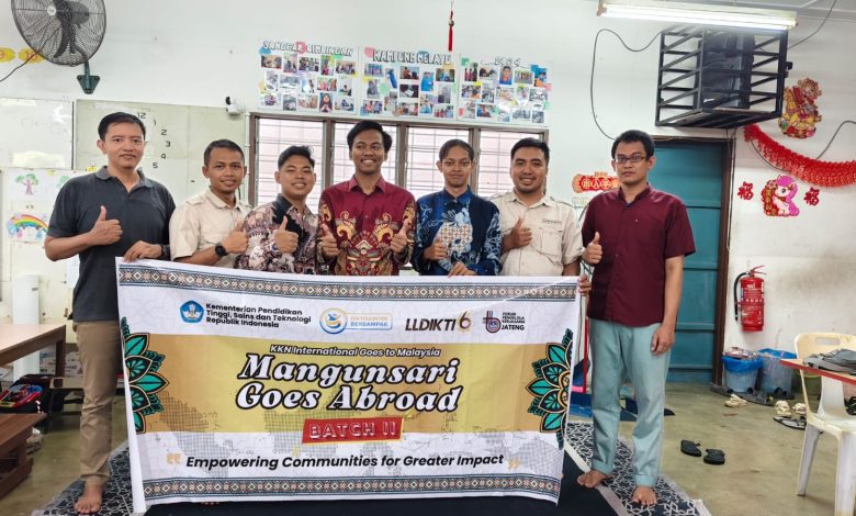 Rombongan mahasiswa KKN Internasional UMS angkatan ke-2 berdiri bangga bersama dosen pendamping dan pengelola Sanggar Bimbingan (SB) Kampung Melayu Sungai Buloh, Malaysia. Ketujuh pria ini tersenyum ke kamera, dengan lima orang di tengah memegang spanduk besar 'KKN INTERNASIONAL GOES TO MALAYSIA - SB KAMPUNG MELAYU SUNGAI BULOH - MANGUNSARI GOES ABROAD'. Mereka mengenakan pakaian rapi, termasuk kemeja batik berlogo matahari Muhammadiyah dan ihram putih jilbab, di bawah cahaya alami Pekalongan. Spanduk besar di latar belakang bertuliskan 'HARDIKNAS SMP MUHAMMADIYAH JEPARA...' dan 'EDUWISA JEPARA YOGYAKARTA...'. Mereka berdiri di panggung outdoor Edutorium UMS, di depan ratusan siswa SD/MI Muhammadiyah/Aisyiyah yang duduk khidmat mengenakan ihram jilbab putih. Pemandangan Edutorium dan pepohonan hijau di latar belakang di bawah langit biru yang cerah menciptakan suasana hangat, bangga, dan penuh kebersamaan yang menggembirakan.