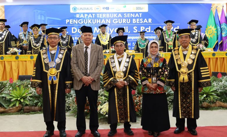 Sesi foto bersama pada acara 'Rapat Terbuka Senat Pengukuhan Guru Besar' di panggung terbuka Edutorium K.H. Ahmad Dahlan UMS. Di tengah panggung, di depan spanduk besar bertuliskan 'SIDANG TERBUKA PROMOSI DOKTOR...', Doktor baru PAI UMS ke-66, Erham Budi Wiranto (memegang toga dan dokumen kelulusan sangat memuaskan, ketiga dari kiri), berdiri diapit oleh promotor Prof. Dr. Waston (mengenakan toga dan seragam batik hijau berlogo matahari Muhammadiyah, kedua dari kiri) dan ko-promotor/sekretaris sidang Dr. Mohamad Ali (mengenakan toga dan batik hijau, keempat dari kiri). Mereka berpose bersama tim narasumber/panitia FIKes UMPP yang memegang piala kejuaraan berbentuk masjid dan sertifikat, serta perwakilan sekolah yang memegang piala. Di latar depan, ratusan siswa SD/MI Muhammadiyah/Aisyiyah duduk khidmat, juga dalam pakaian ihram jilbab putih, mengikuti doa. Latar belakang menunjukkan tangga Edutorium, pepohonan hijau, dan pemandangan modern di bawah langit biru yang cerah. Suasana khidmat, bangga, penuh kebersamaan, dan sinergi kolektif yang menggembirakan.