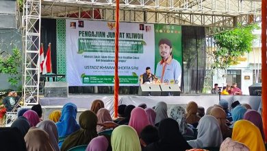 Jamaah kajian Jumat Kliwon PCM Bumiayu mendengarkan Ustadz Ikhwanushoffa membahas urgensi zakat dan kurban di Pondok Pesantren Muhammadiyah Al Kautsar.