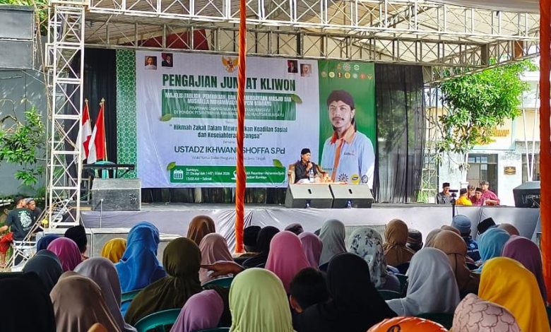 Jamaah kajian Jumat Kliwon PCM Bumiayu mendengarkan Ustadz Ikhwanushoffa membahas urgensi zakat dan kurban di Pondok Pesantren Muhammadiyah Al Kautsar.