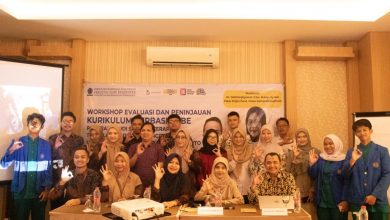 Kelompok akademisi dan stakeholder berfoto bersama dalam Workshop Evaluasi Kurikulum Radiologi Universitas Muhammadiyah Purwokerto (UMP) di sebuah ruangan hotel.