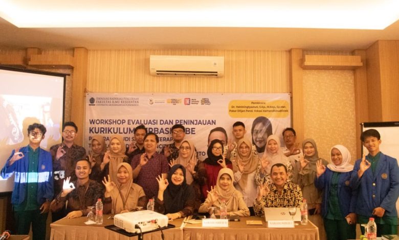 Kelompok akademisi dan stakeholder berfoto bersama dalam Workshop Evaluasi Kurikulum Radiologi Universitas Muhammadiyah Purwokerto (UMP) di sebuah ruangan hotel.
