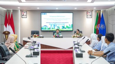 Rektor UMP Prof. Dr. Jebul Suroso melepas tujuh mahasiswa FIKES UMP untuk program Student Visit ke Vietnam di ruang sidang kantor pusat.