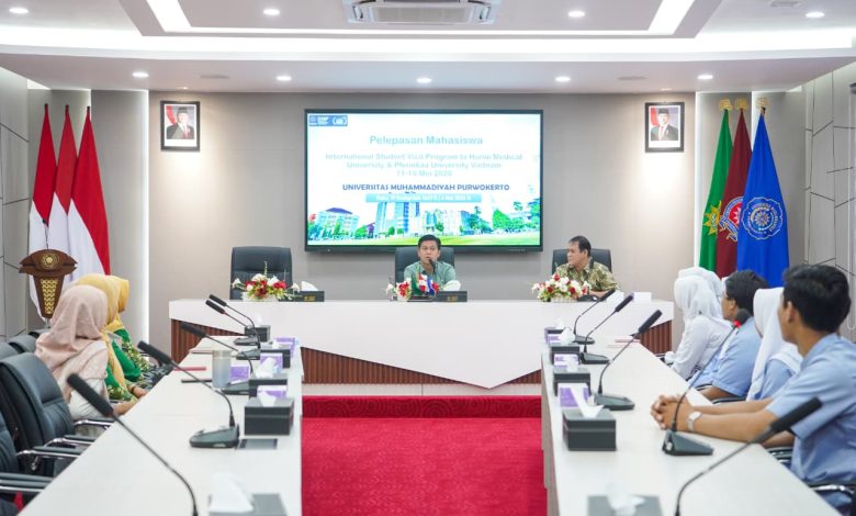 Rektor UMP Prof. Dr. Jebul Suroso melepas tujuh mahasiswa FIKES UMP untuk program Student Visit ke Vietnam di ruang sidang kantor pusat.