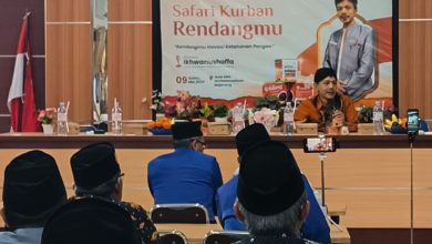 Ikhwanushoffa sedang memaparkan materi dalam kajian Safari Qurban Rendangmu Lazismu di Aula SMK Muhammadiyah Majenang.