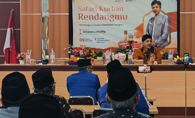 Ikhwanushoffa sedang memaparkan materi dalam kajian Safari Qurban Rendangmu Lazismu di Aula SMK Muhammadiyah Majenang.